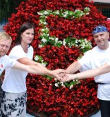 Pred simbolom kampanje iz 423 rdečih in belih begonij: Anja Šalehar (NovoNordisk, glavni pokrovitelj) ), Pero Brković,  Darja Lovšin (Zavod Diabetes) in ambasador kampanje Matjaž Javšnik 